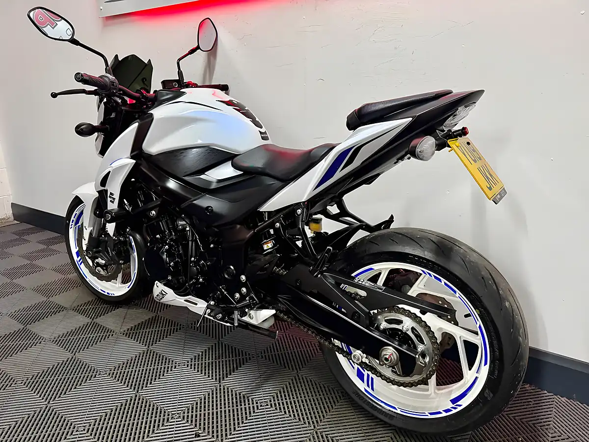 Used 2019 Suzuki GSX-S750 Naked White - Interior and Exterior details 7