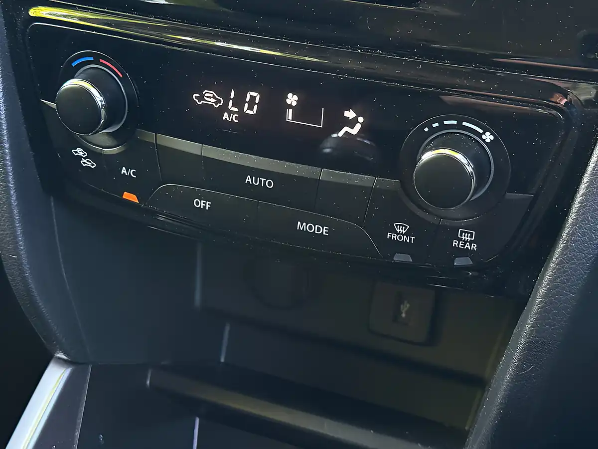 Used 2019 Suzuki Vitara Sz-T Blue - Interior and Exterior details 13
