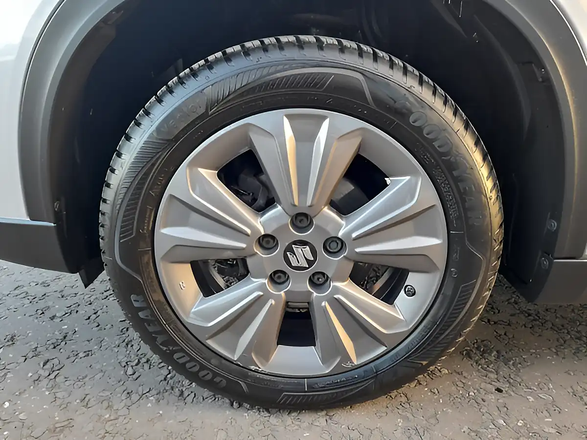 Used 2019 Suzuki Vitara Sz-T Silver - Interior and Exterior details 12