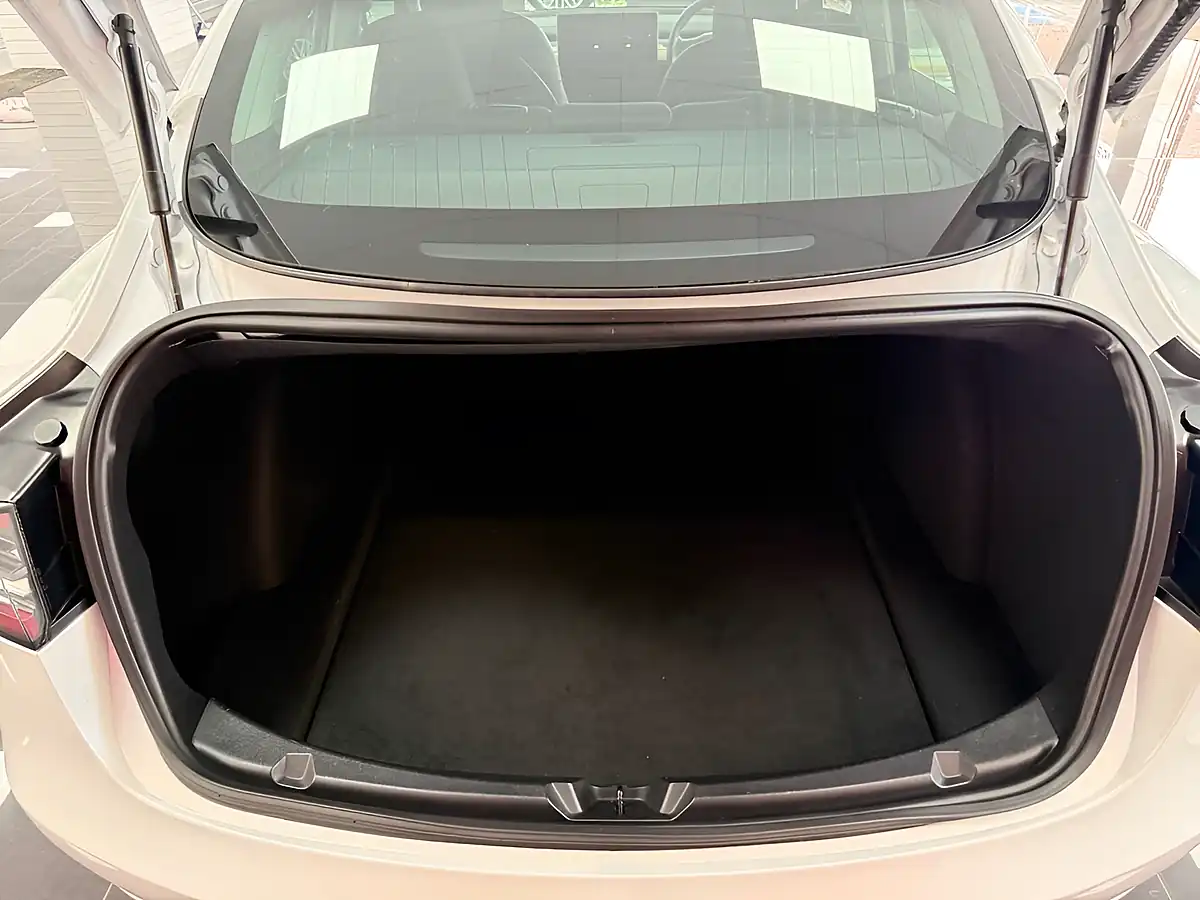 Used 2019 Tesla Model 3 Performance White - Interior and Exterior details 11