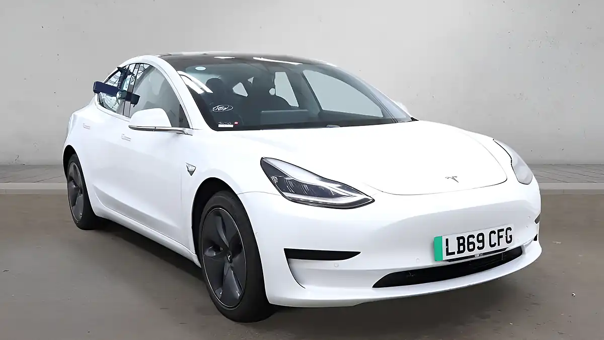 Used 2019 Tesla Model 3 Standard Range Plus White - Front View