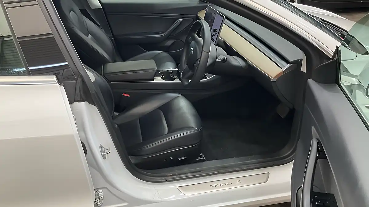 Used 2019 Tesla Model 3 Standard Range Plus White - Interior and Exterior details 7
