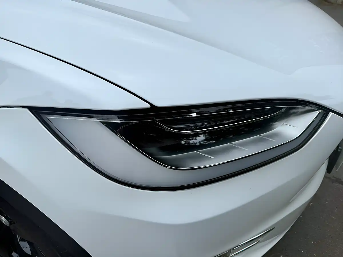 Used 2019 Tesla Model X 75D Pearl White - Interior and Exterior details 15