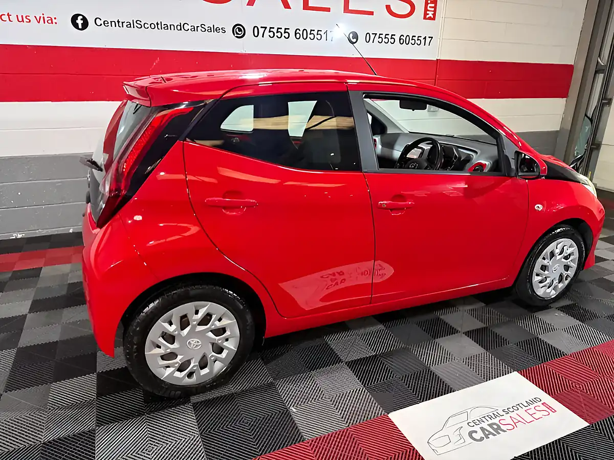 Used 2019 Toyota Aygo X-Play Red - Interior and Exterior details 3