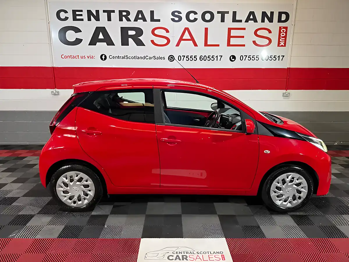 Used 2019 Toyota Aygo X-Play Red - Interior and Exterior details 4