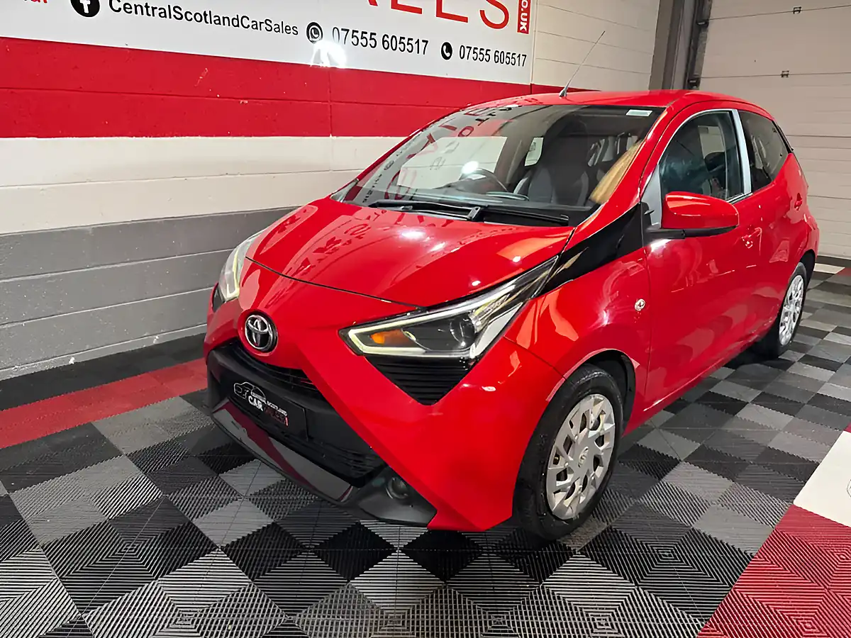 Used 2019 Toyota Aygo X-Play Red - Interior and Exterior details 8