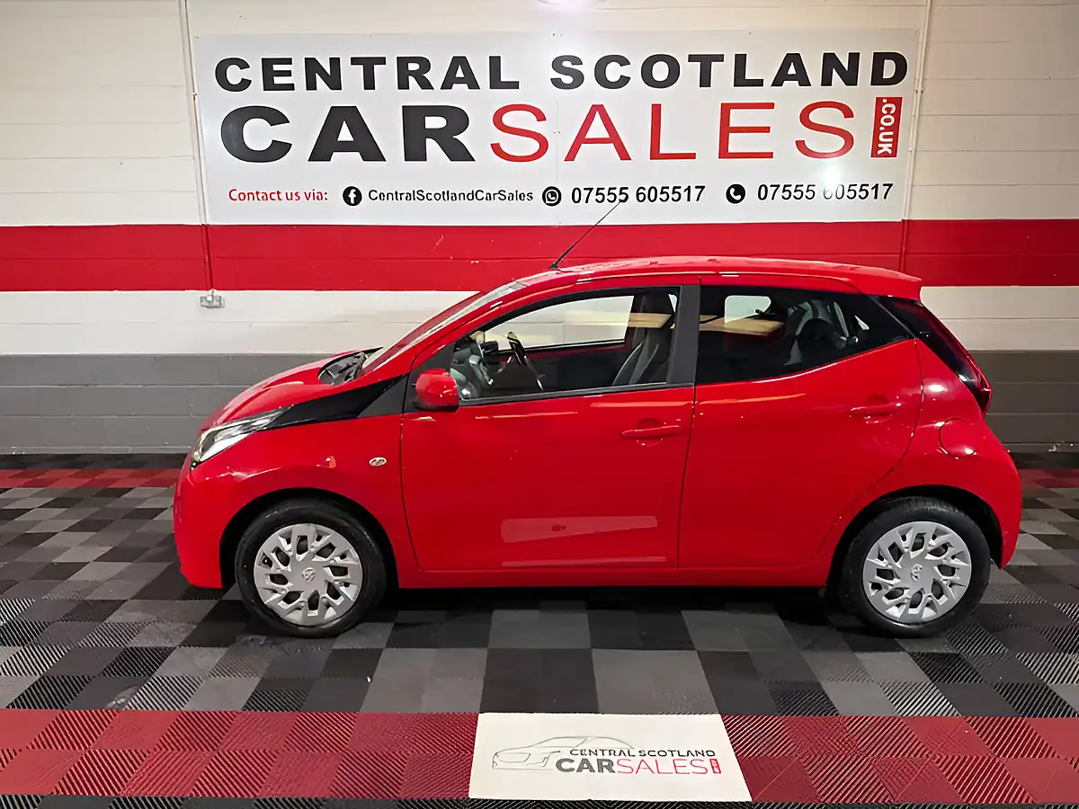 Used 2019 Toyota Aygo X-Play Red - Interior and Exterior details 9