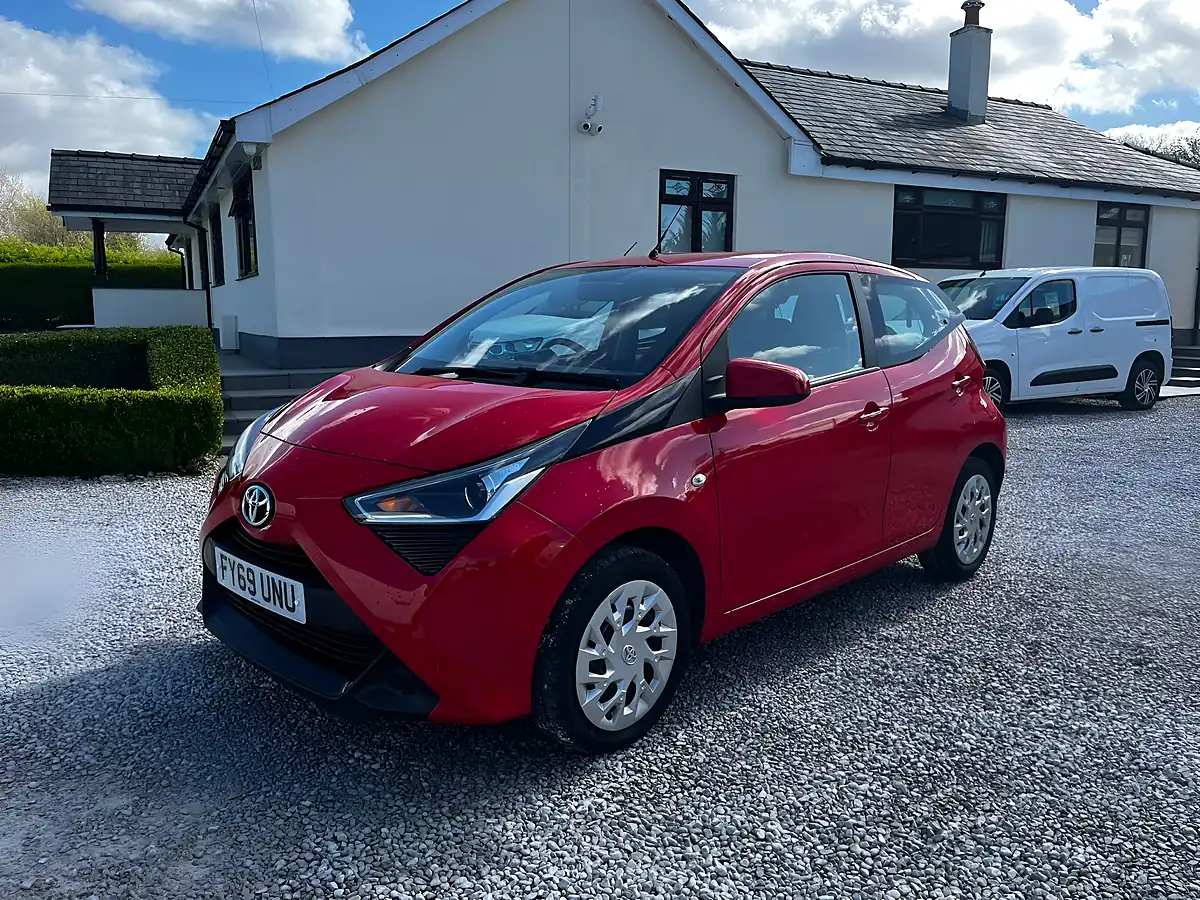 Used 2019 Toyota Aygo X-Play Red - Interior and Exterior details 3