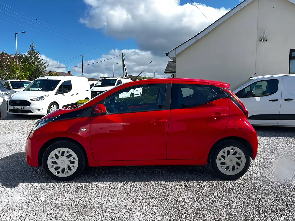 Used 2019 Toyota Aygo X-Play Red - Interior and Exterior details 4