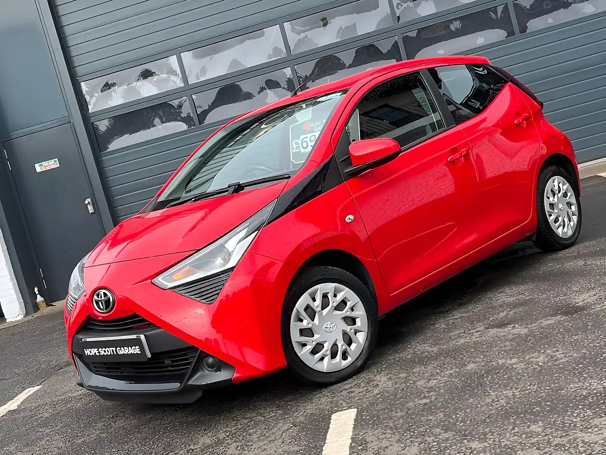 Used 2019 Toyota Aygo X-Play Red - Interior and Exterior details 8