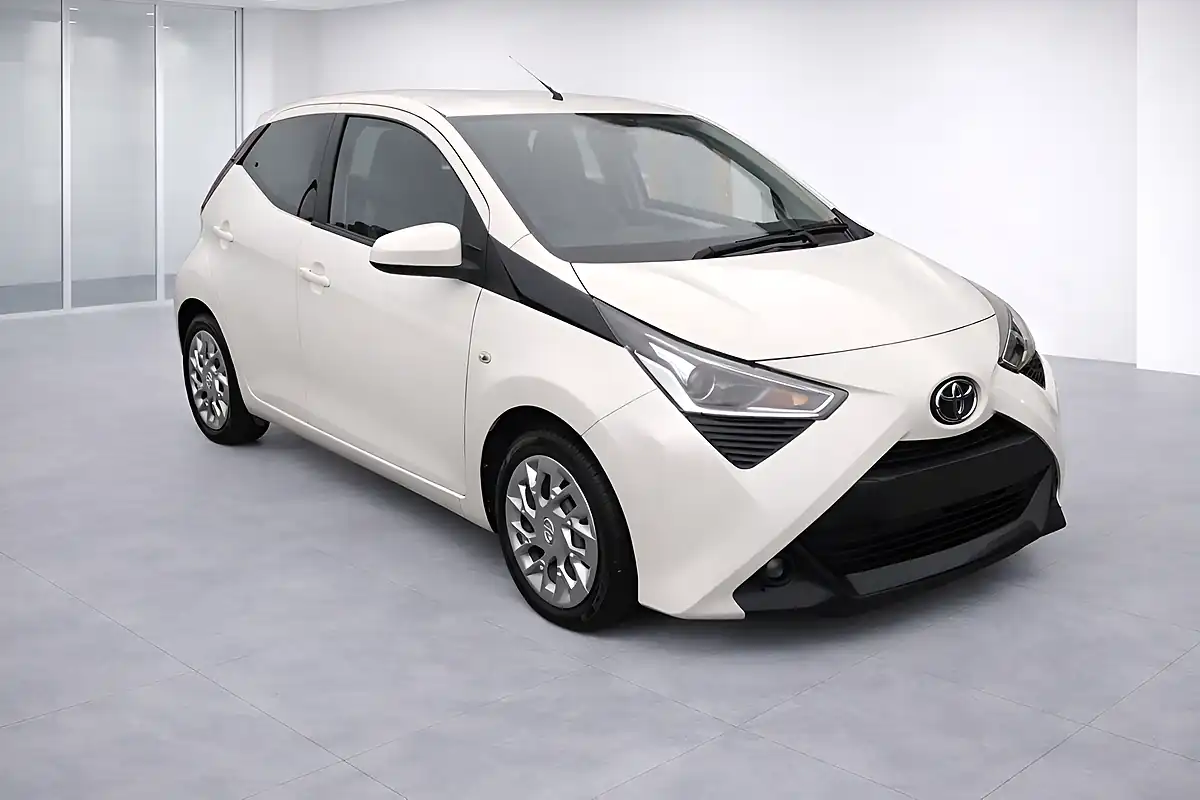 Used 2019 Toyota Aygo X-Play White - Front View