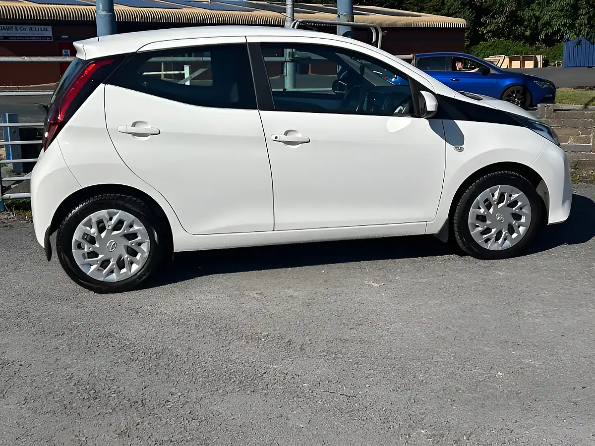 Used 2019 Toyota Aygo X-Play White - Interior and Exterior details 7