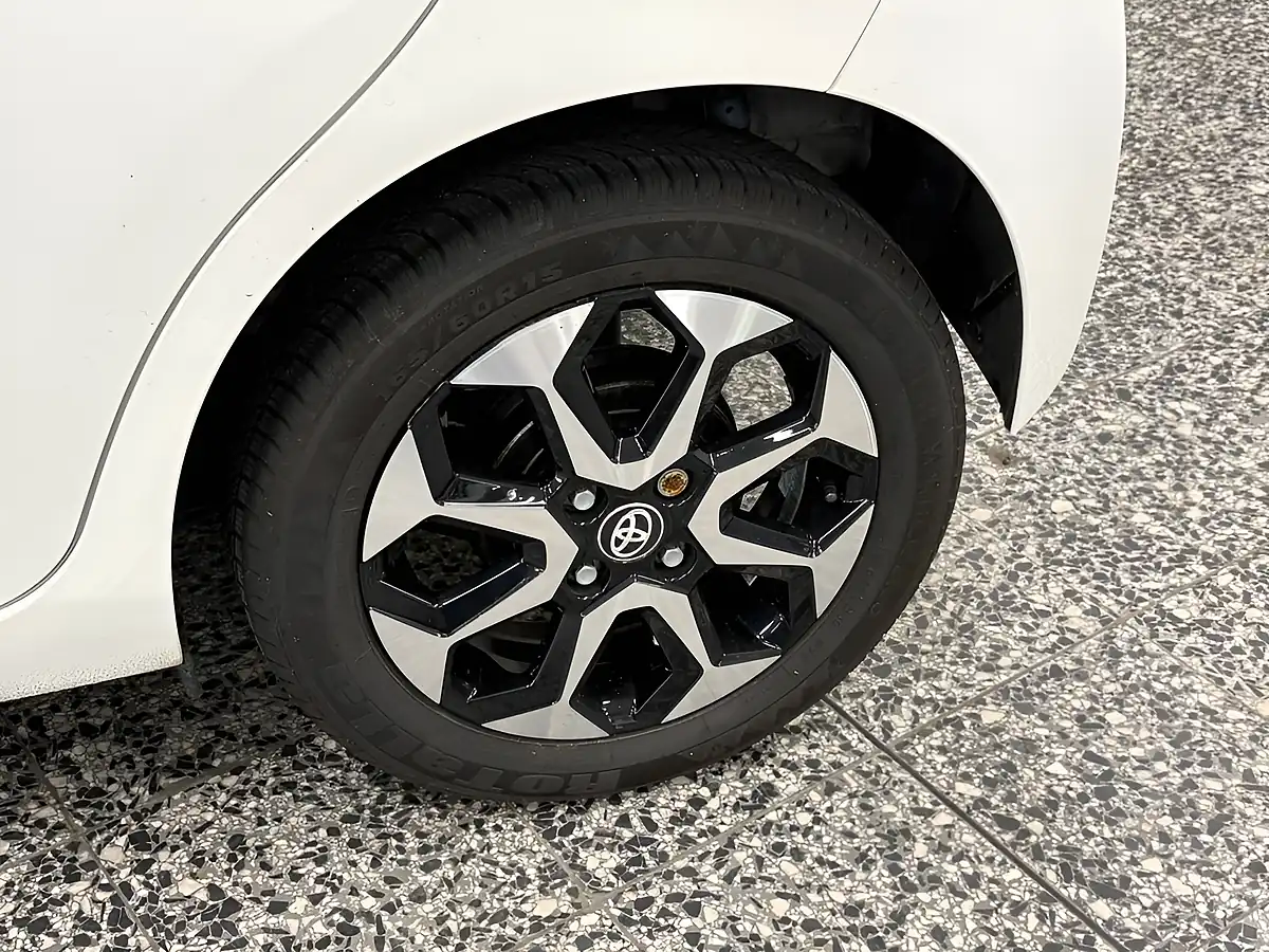 Used 2019 Toyota Aygo X-Trend White - Interior and Exterior details 16