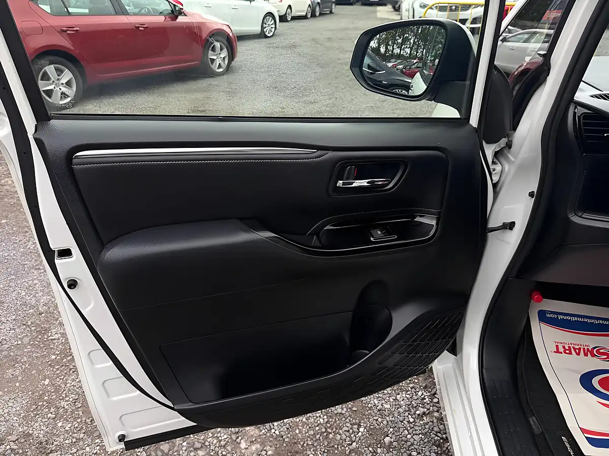 Used 2019 Toyota Esquire White - Interior and Exterior details 17