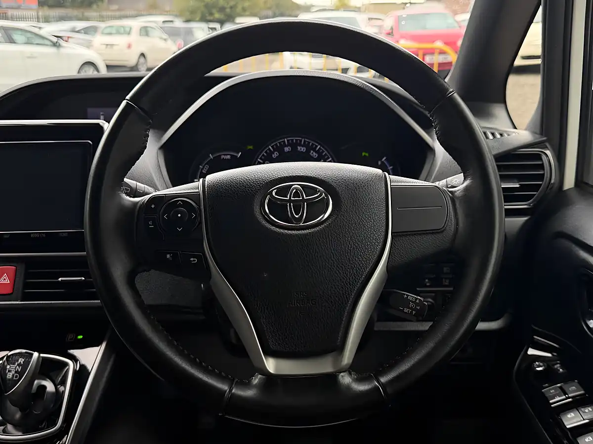 Used 2019 Toyota Esquire White - Interior and Exterior details 18