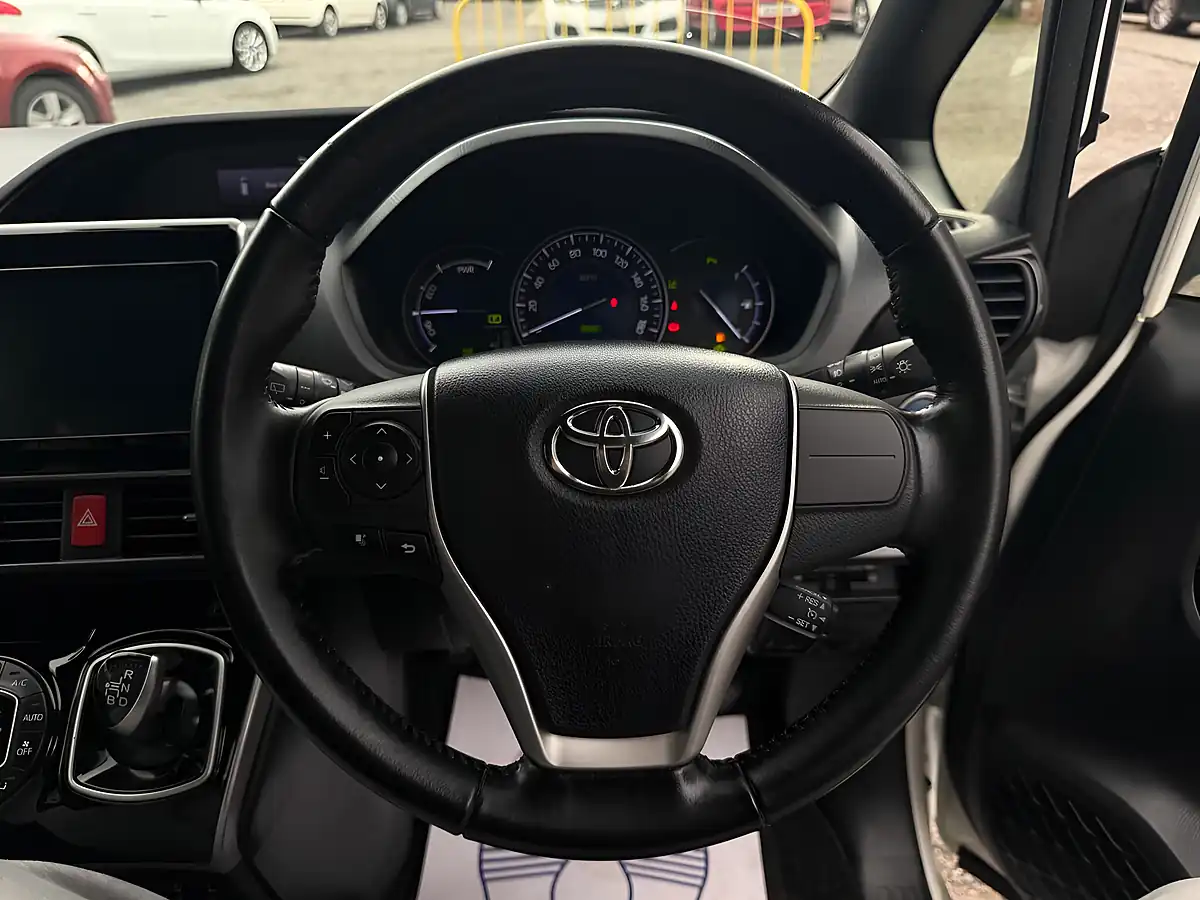 Used 2019 Toyota Esquire White - Interior and Exterior details 20