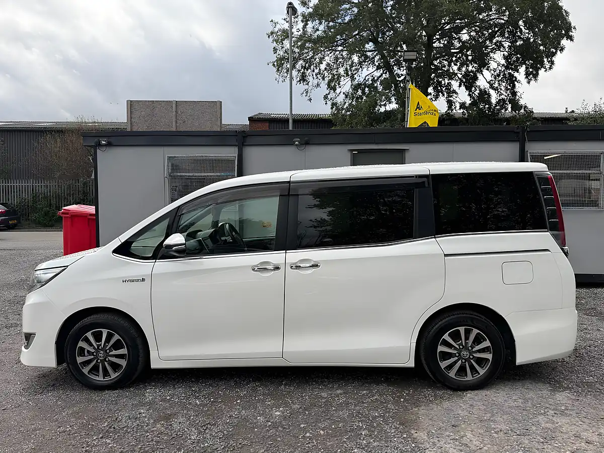 Used 2019 Toyota Esquire White - Interior and Exterior details 4