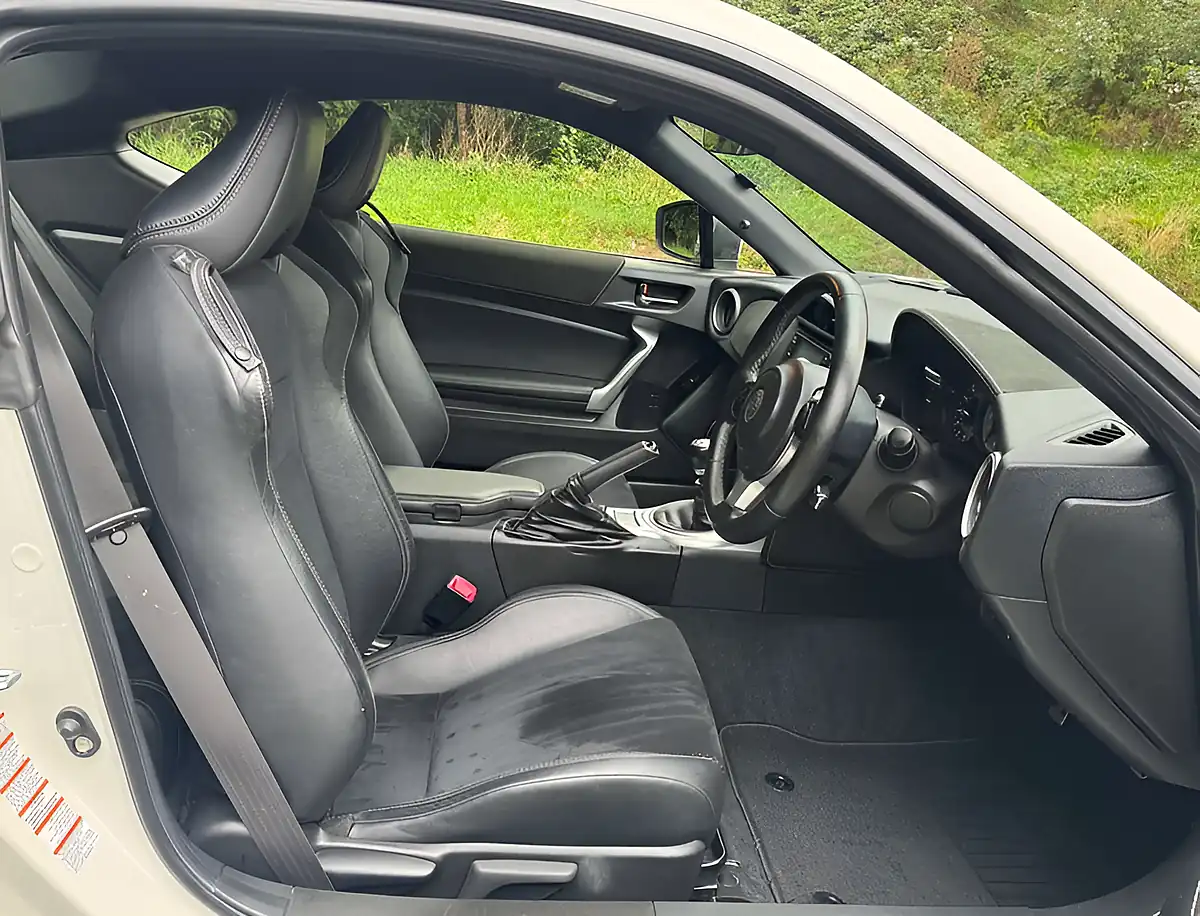 Used 2019 Toyota GT86 Professional Pearl White - Interior and Exterior details 14