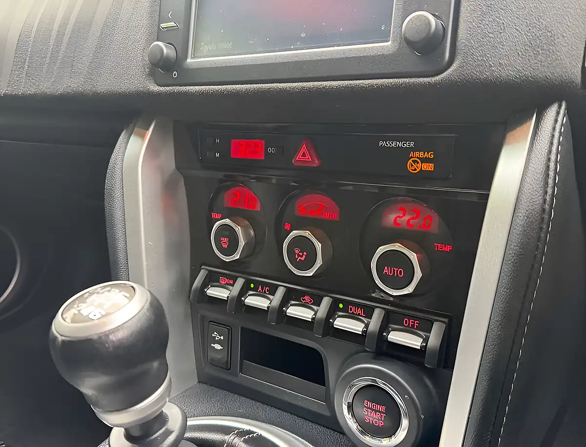 Used 2019 Toyota GT86 Professional Pearl White - Interior and Exterior details 16