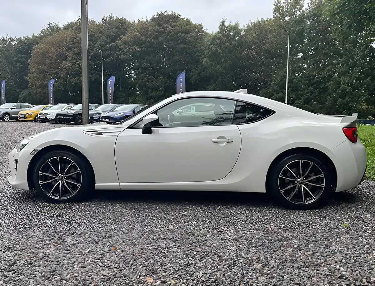 Used 2019 Toyota GT86 Professional Pearl White - Interior and Exterior details 6