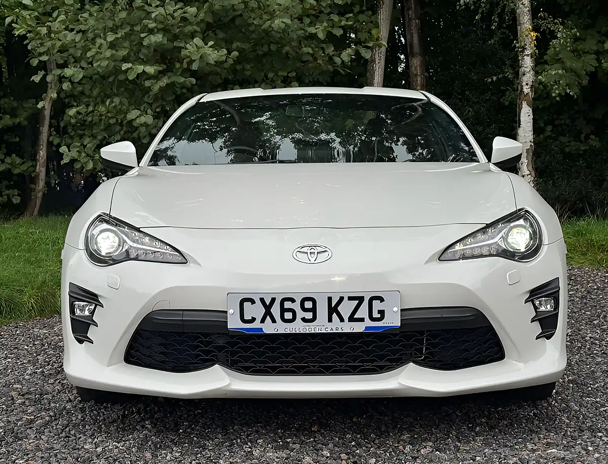 Used 2019 Toyota GT86 Professional Pearl White - Interior and Exterior details 8
