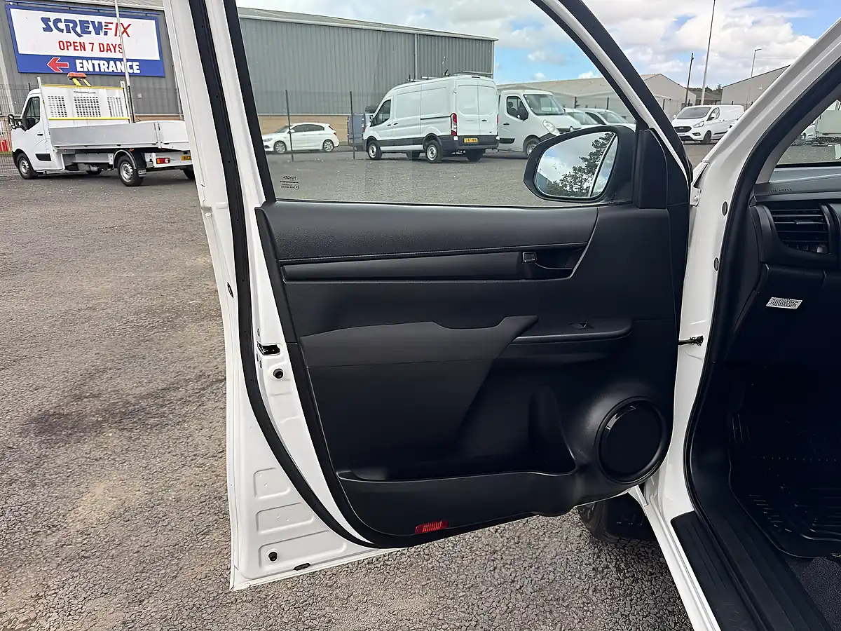 Used 2019 Toyota Hilux Active Double Cab White - Interior and Exterior details 10