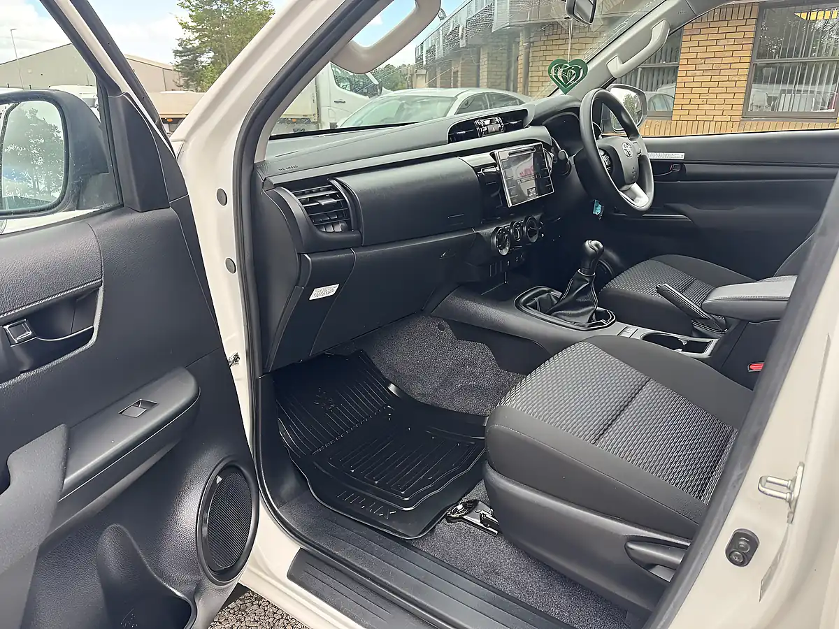 Used 2019 Toyota Hilux Active Double Cab White - Interior and Exterior details 11