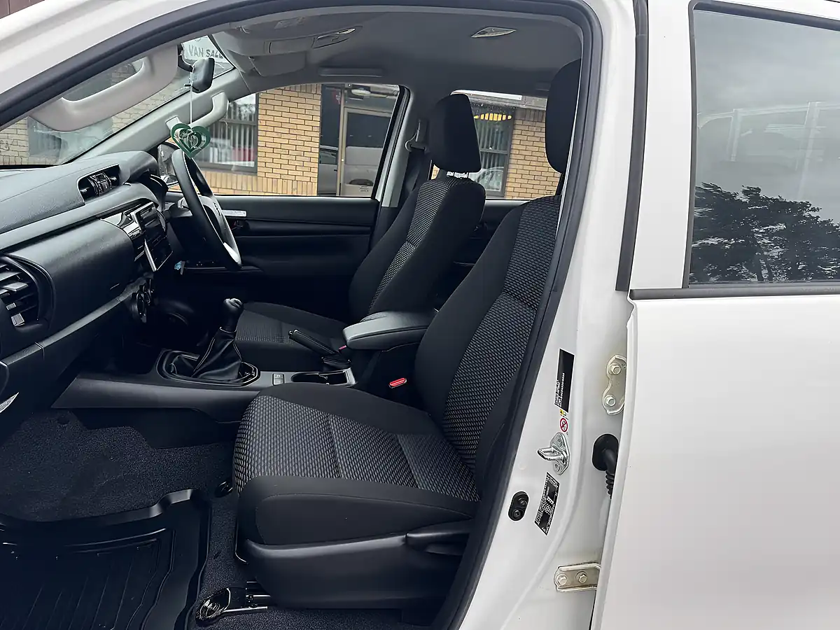 Used 2019 Toyota Hilux Active Double Cab White - Interior and Exterior details 12
