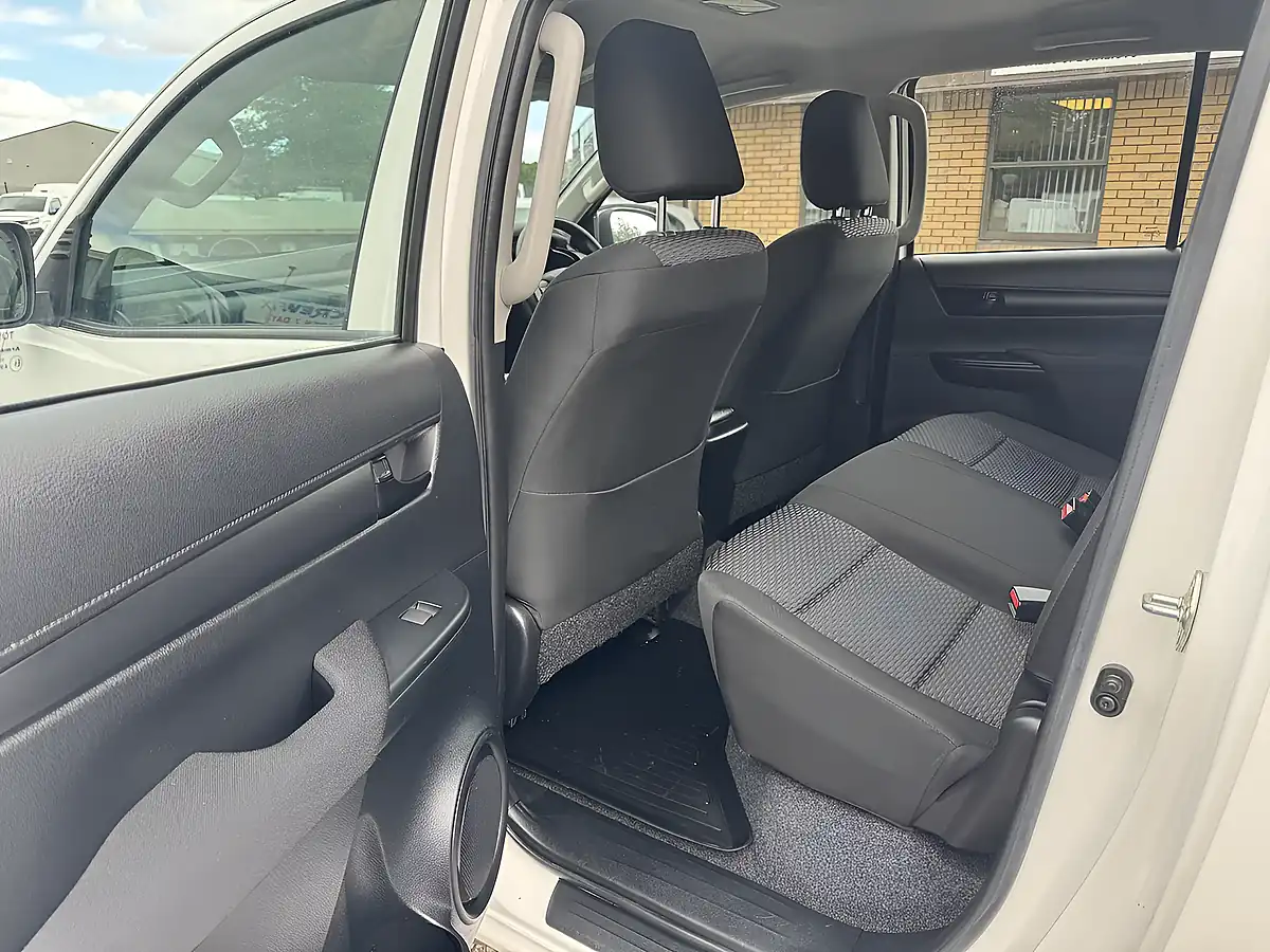 Used 2019 Toyota Hilux Active Double Cab White - Interior and Exterior details 13