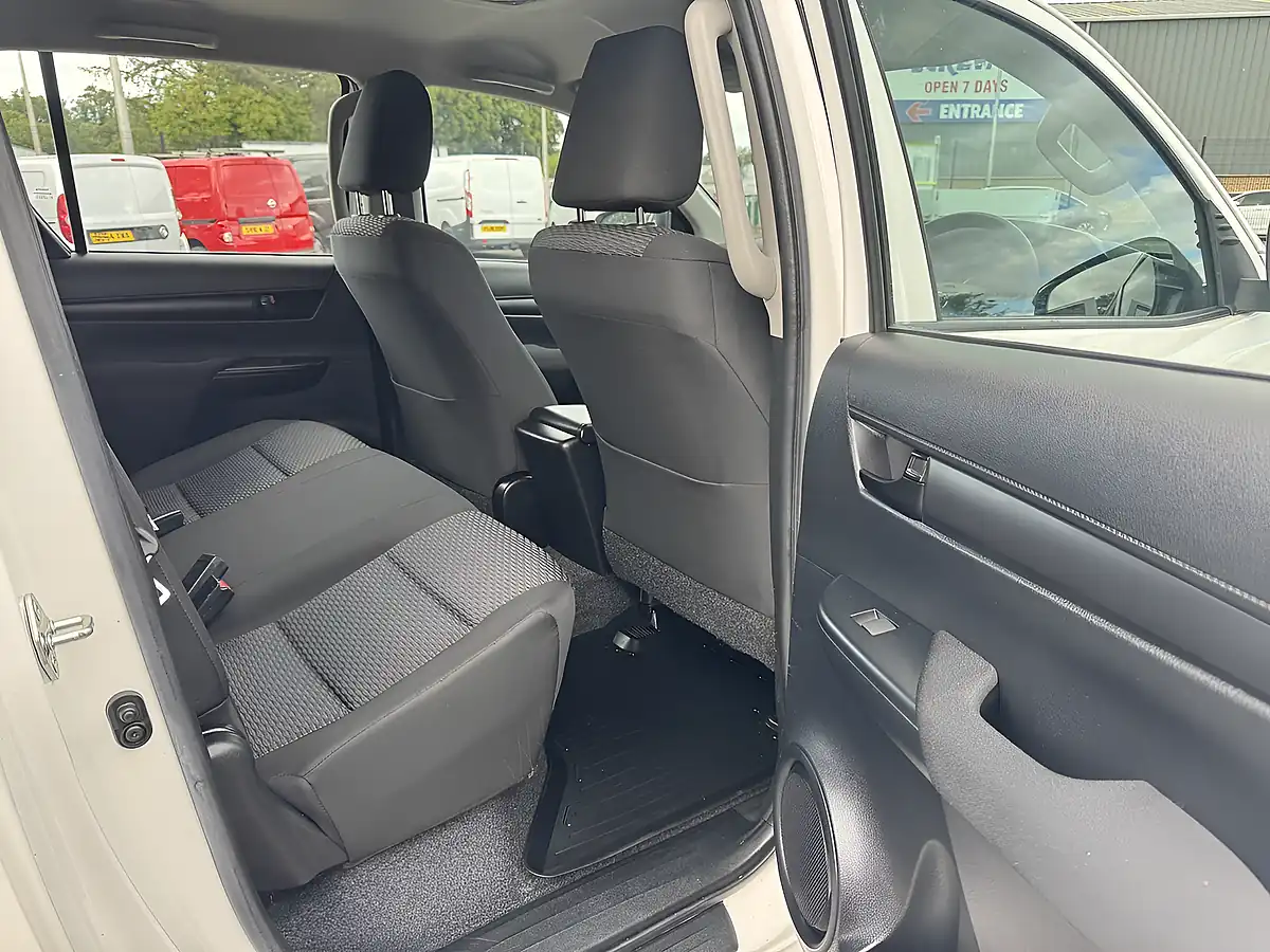 Used 2019 Toyota Hilux Active Double Cab White - Interior and Exterior details 14