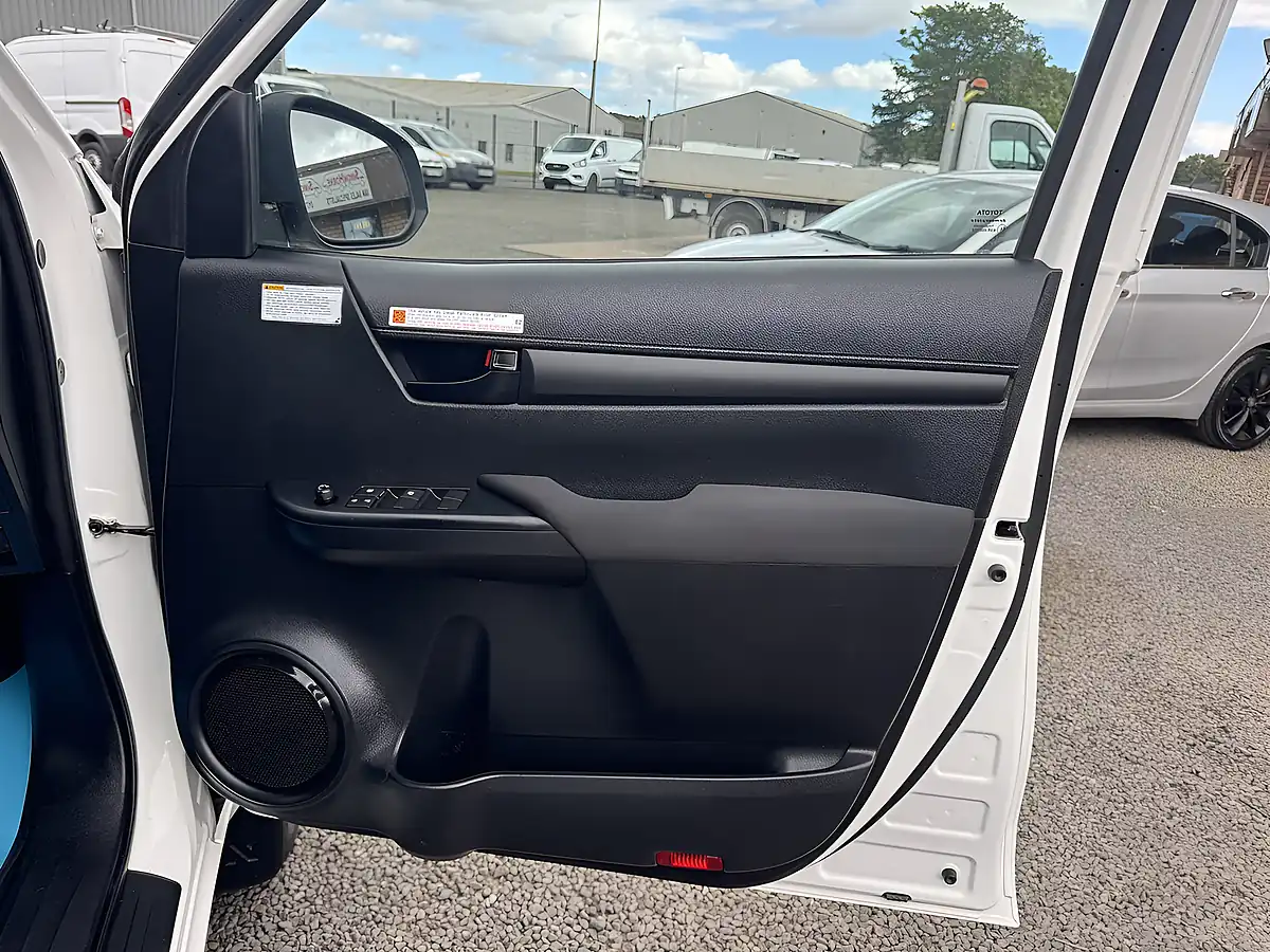 Used 2019 Toyota Hilux Active Double Cab White - Interior and Exterior details 15