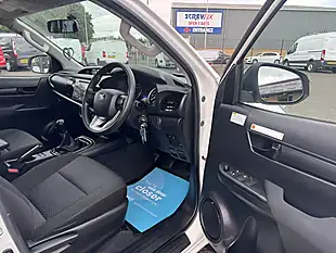 Used 2019 Toyota Hilux Active Double Cab White - Interior and Exterior details 16