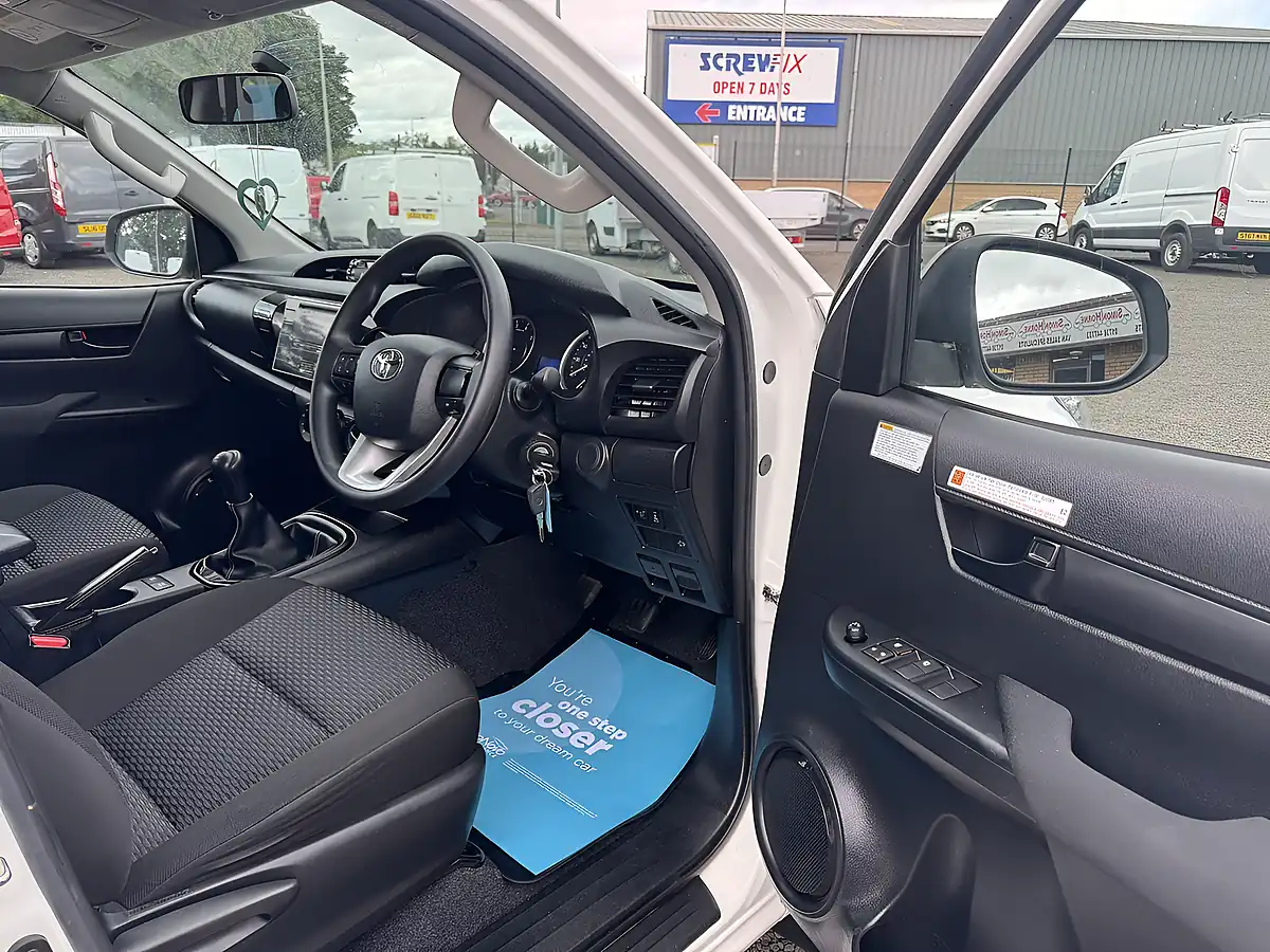 Used 2019 Toyota Hilux Active Double Cab White - Interior and Exterior details 16