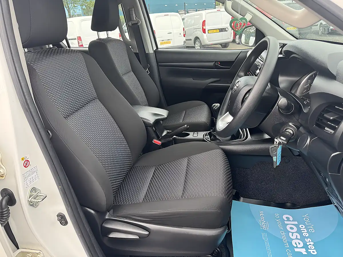 Used 2019 Toyota Hilux Active Double Cab White - Interior and Exterior details 17
