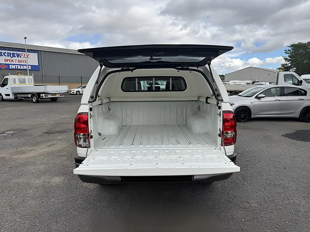 Used 2019 Toyota Hilux Active Double Cab White - Interior and Exterior details 18