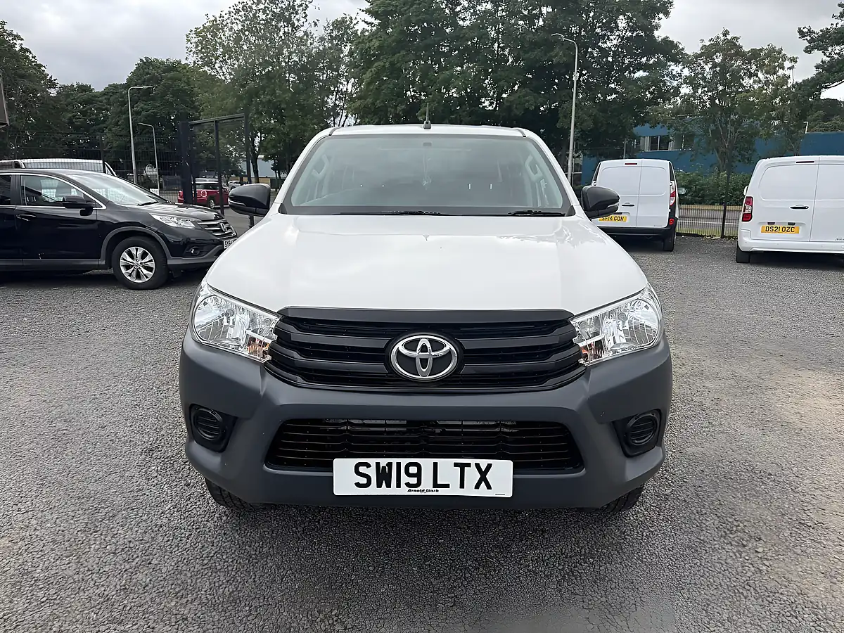 Used 2019 Toyota Hilux Active Double Cab White - Interior and Exterior details 3