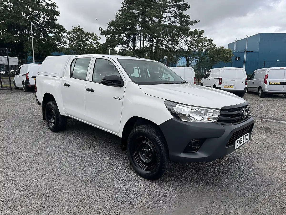 Used 2019 Toyota Hilux Active Double Cab White - Interior and Exterior details 4
