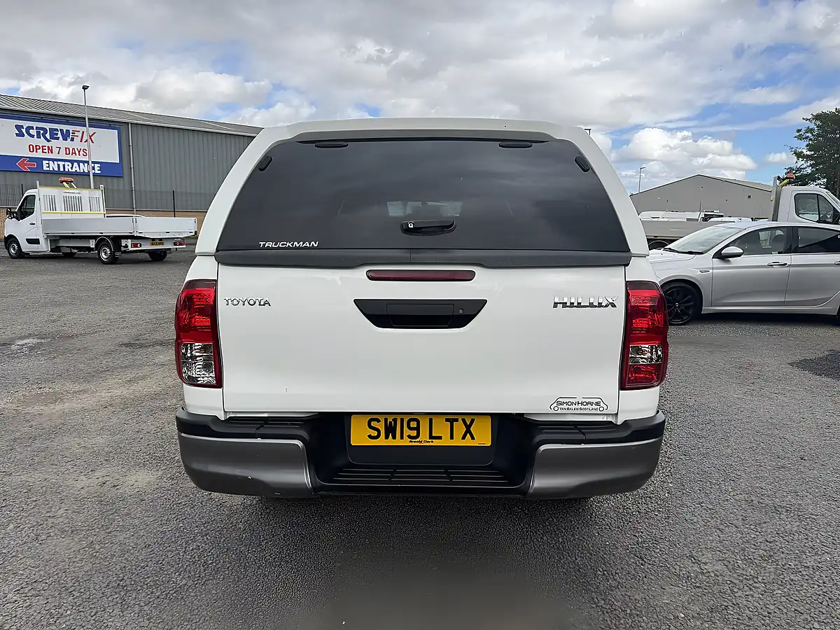 Used 2019 Toyota Hilux Active Double Cab White - Interior and Exterior details 7