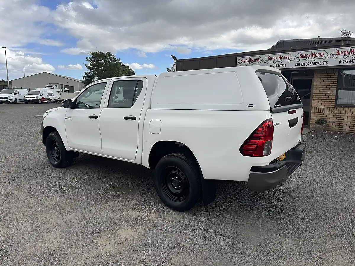 Used 2019 Toyota Hilux Active Double Cab White - Interior and Exterior details 8