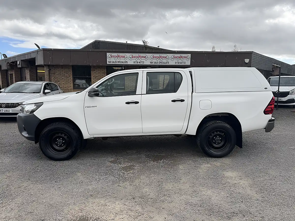 Used 2019 Toyota Hilux Active Double Cab White - Interior and Exterior details 9