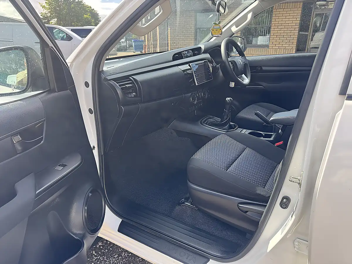 Used 2019 Toyota Hilux Active Double Cab White - Interior and Exterior details 10