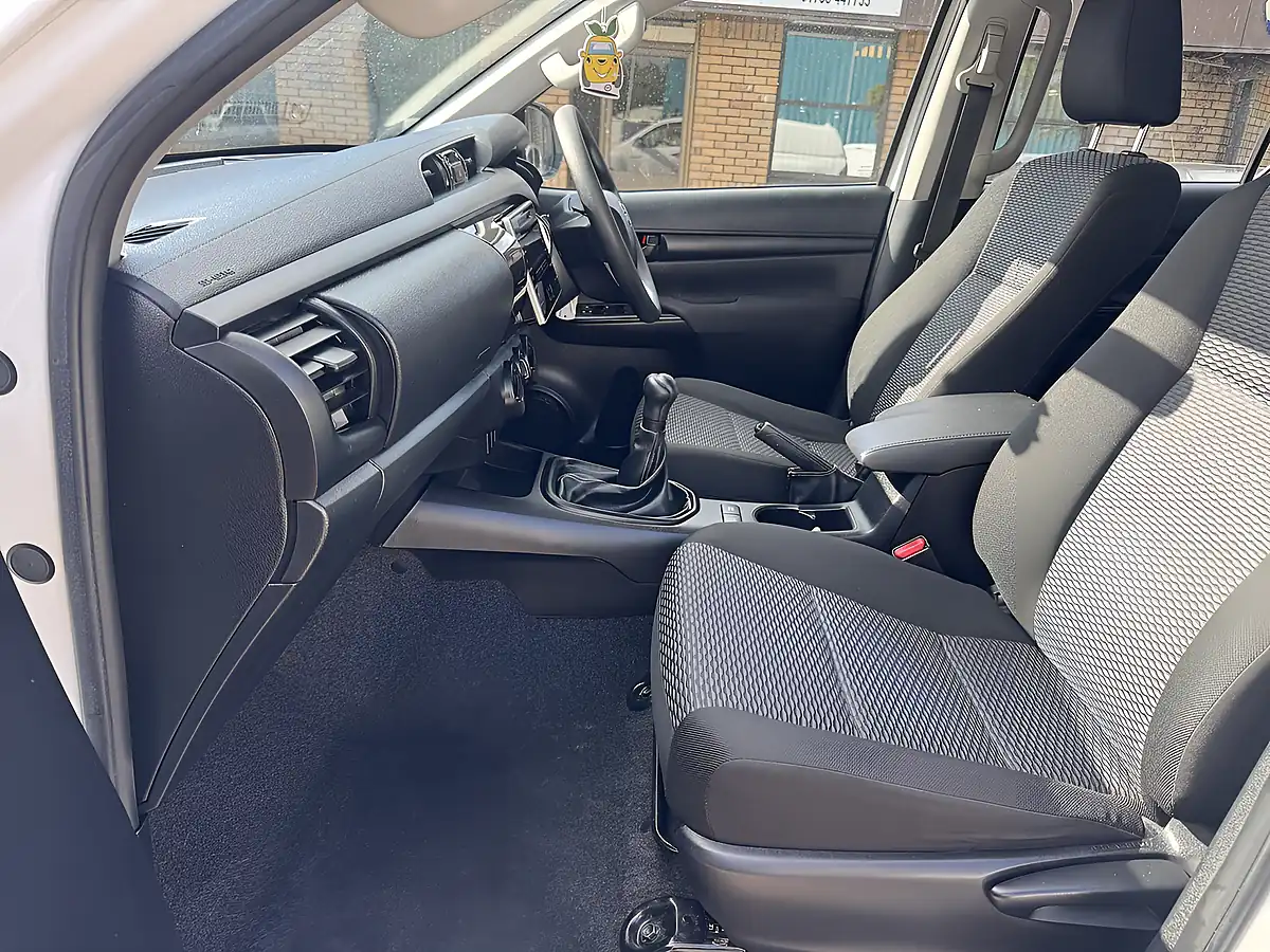 Used 2019 Toyota Hilux Active Double Cab White - Interior and Exterior details 11