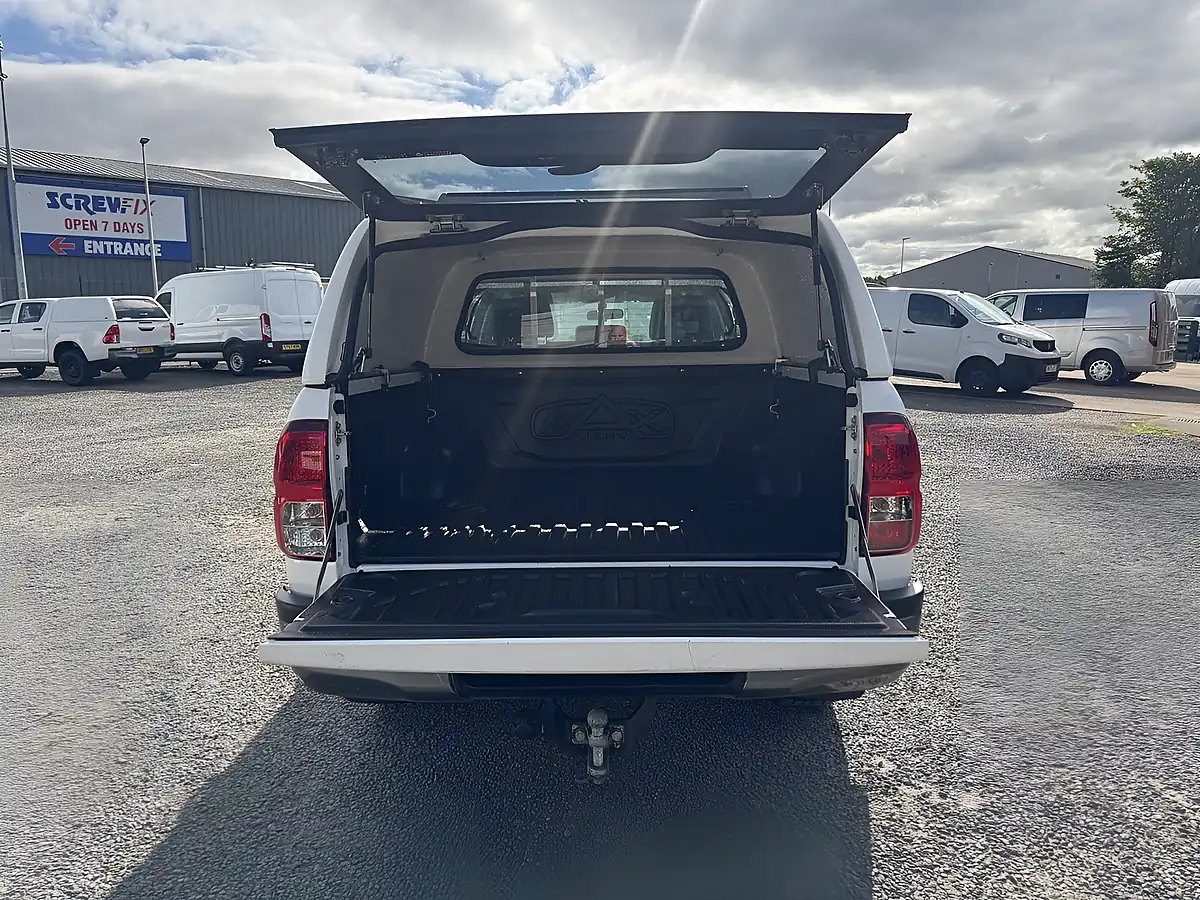 Used 2019 Toyota Hilux Active Double Cab White - Interior and Exterior details 13