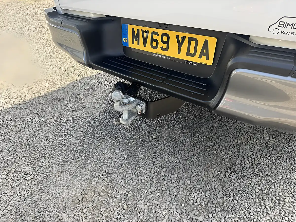 Used 2019 Toyota Hilux Active Double Cab White - Interior and Exterior details 14