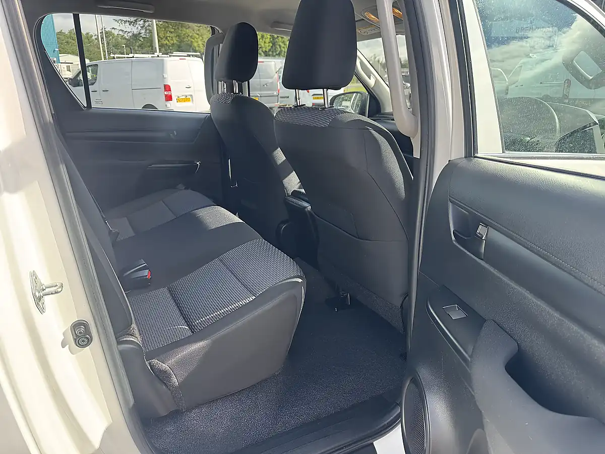 Used 2019 Toyota Hilux Active Double Cab White - Interior and Exterior details 15