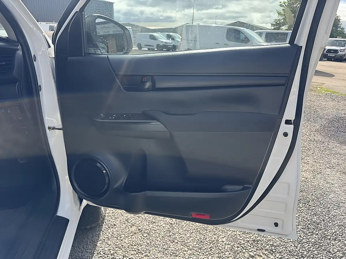 Used 2019 Toyota Hilux Active Double Cab White - Interior and Exterior details 16