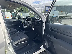 Used 2019 Toyota Hilux Active Double Cab White - Interior and Exterior details 17
