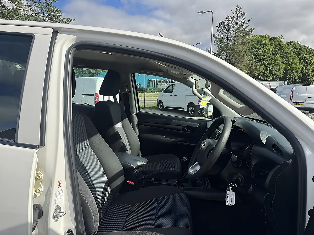 Used 2019 Toyota Hilux Active Double Cab White - Interior and Exterior details 18