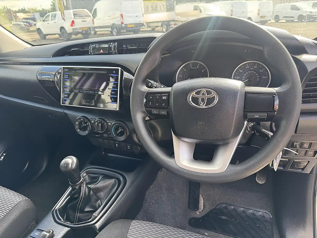 Used 2019 Toyota Hilux Active Double Cab White - Interior and Exterior details 19