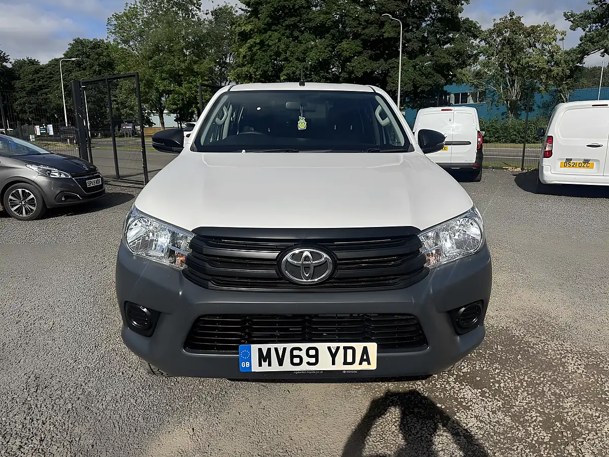 Used 2019 Toyota Hilux Active Double Cab White - Interior and Exterior details 2